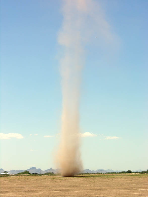 Dust devil en Arizona (USA). Source : NASA.