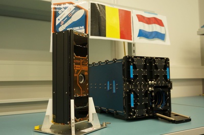 SIMBA testé et prêt pour le lancement. A droite, le container de lancement des satellites. Une des quatre portes est ouverte afin d'accueillir SIMBA.