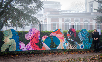 L'œuvre d'art avec l'une des artistes.