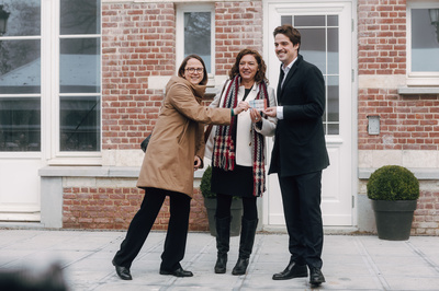 Les deux directeurs avec le secrétaire d'Etat : Ella Jamsin (à gauche), Valérie Trouet (au centre) et Thomas Dermine (à droite). Crédits: Nathan De Fortunato.