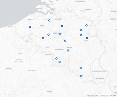 Locaties van de 16 uitgereikte stations verspreid over België.